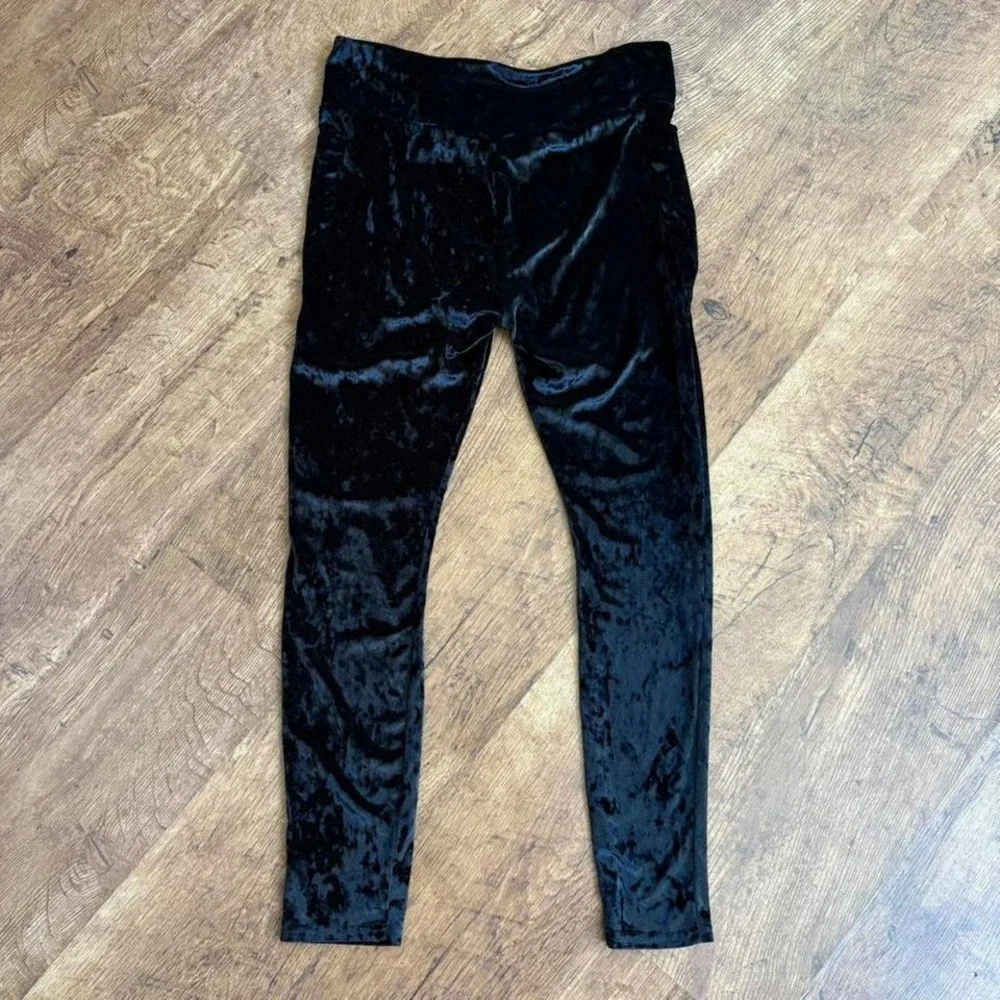 Black velvet leggings by Fabletics size XL,‎ comfy, casual